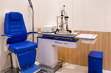 Examination suite with refraction unit and examination chair at iNetra
